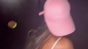 Depois do Baile funk, fui transar nos buracos, de primeira foi um pau pequeno, mas depois venho um pau grande que deixei até me dá leitinho na boca