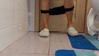 Une femme amateur met ses doigts dans sa chatte. Chatte brune sexy, gros seins, gros cul