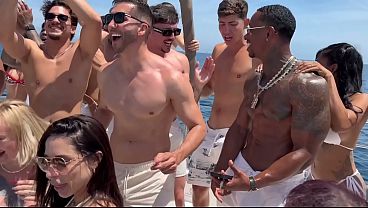 Org&iacute_a masiva en el barco 10 zorras vs 10 hombres - Yasmina khan - Clea Gaultier- Roma Amor- Daisy Fay- Jolee Love