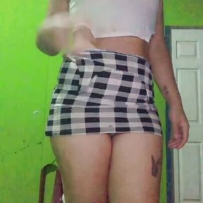 Milady dancing for sexy cam