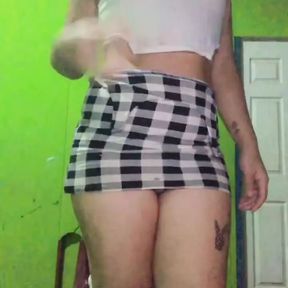 Milady dancing for sexy cam