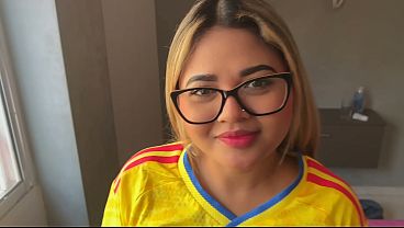 Peque&ntilde_a latina aficionada colombiana le gusta chupar polla despu&eacute_s del partido del mundial