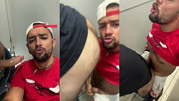 Rapidinha no banheiro, empurrou pica e logo o passivo gozou.