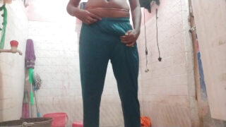 Desi amatör genç, ev yapımı banyoda tek başına büyük penisini okşuyor.