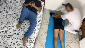 me gusta que el masajista me haga masaje en mi culo y mi vagina al frente de mi marido cornudo ntr netorare