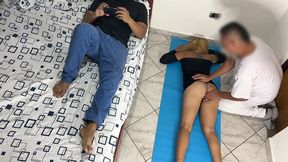 me gusta que el masajista me haga masaje en mi culo y mi vagina al frente de mi marido cornudo ntr netorare