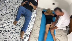 me gusta que el masajista me haga masaje en mi culo y mi vagina al frente de mi marido cornudo ntr netorare