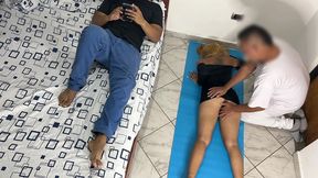 me gusta que el masajista me haga masaje en mi culo y mi vagina al frente de mi marido cornudo ntr netorare