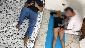me gusta que el masajista me haga masaje en mi culo y mi vagina al frente de mi marido cornudo ntr netorare