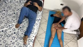 me gusta que el masajista me haga masaje en mi culo y mi vagina al frente de mi marido cornudo ntr netorare