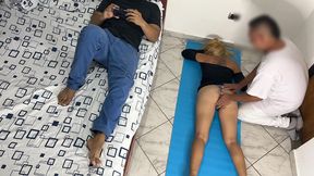 me gusta que el masajista me haga masaje en mi culo y mi vagina al frente de mi marido cornudo ntr netorare