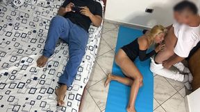 me gusta que el masajista me haga masaje en mi culo y mi vagina al frente de mi marido cornudo ntr netorare