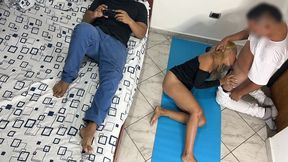 me gusta que el masajista me haga masaje en mi culo y mi vagina al frente de mi marido cornudo ntr netorare