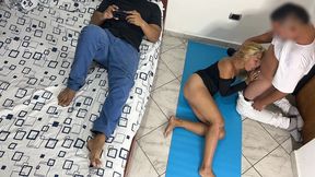 me gusta que el masajista me haga masaje en mi culo y mi vagina al frente de mi marido cornudo ntr netorare