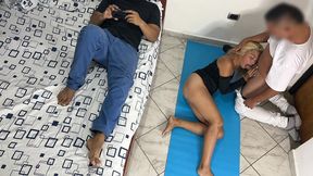 me gusta que el masajista me haga masaje en mi culo y mi vagina al frente de mi marido cornudo ntr netorare