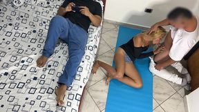 me gusta que el masajista me haga masaje en mi culo y mi vagina al frente de mi marido cornudo ntr netorare