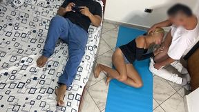 me gusta que el masajista me haga masaje en mi culo y mi vagina al frente de mi marido cornudo ntr netorare