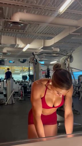 Fit gym babe shows off her big tits and toned muscles