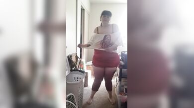 Big girl handles her massive toy while squirt trickles down