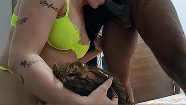 Comi a buceta da mulher do corno, nao aguentei tirei a camisinha e de final deixei ele gozar dentro do meu cu