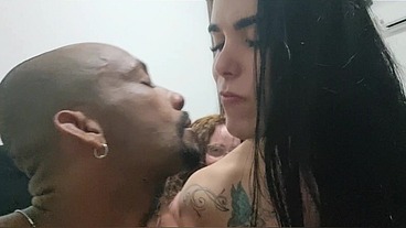 Comi a buceta da mulher do corno, nao aguentei tirei a camisinha e de final deixei ele gozar dentro do meu cu