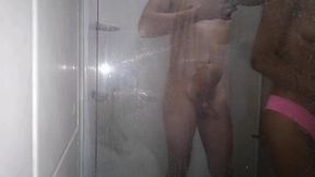 trio en la ducha