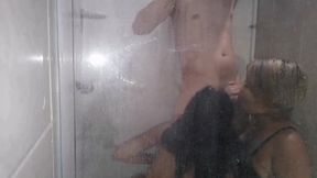 trio en la ducha