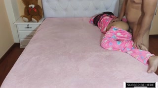 شرموطة مصرية بطيز مربرب يجنن قالعة الفيزون و تصرخ تقلو كفايه كده انا عوزاك تنكني جيني بسرعه عالبيت