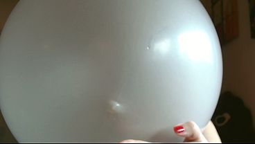 WHITE LOONER PLAY: Nicoletta&rsquo_s Sensual &amp_ Acoustic Game with the Balloon