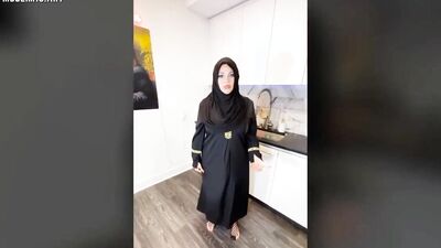 Mona Azar - Hijabi Mom