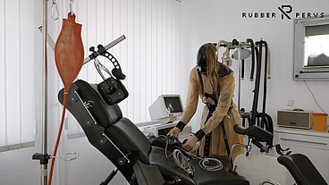 Rubber-Mistress prepares the Clinic for Examination