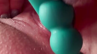 Moden babe får et kraftigt orgasme fra intens anal pounding