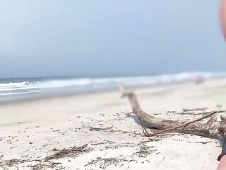 A woman from the beach makes me ejaculate in front of everyone...