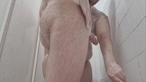 Primer plano de mi pollas y mi culo en la ducha