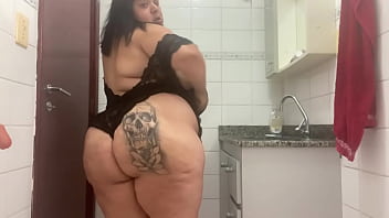 Entrei no banheiro com todo mundo em casa e gozei no ch&atilde_o do banheiro com meu dildo enorme -Mary Jhuana