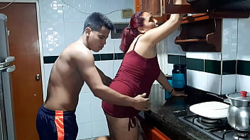 Le meto los dedos en el delicioso co&ntilde_o a esta sexy milfs en la cocina