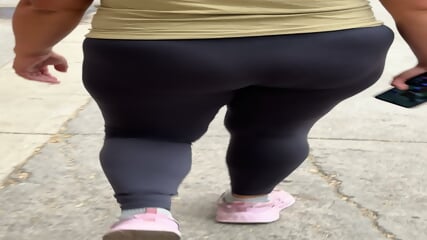 Seora en leggins se le ve tanga