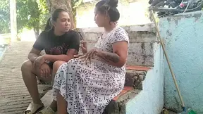 mientras la vieja se encuentra haciendo aseo yo me le insinu� para follar con ella en publico