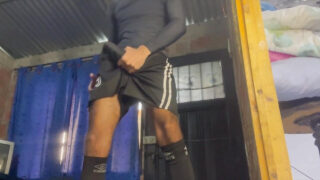 Büyük ve sünnetsiz penisi olan genç amatör bir adam, boşalmadan önce prezervatifle mastürbasyon yapıyor.