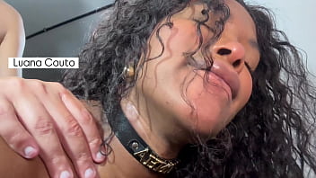 FOI AJUDAR A VIZINHA E GOZOU DENTRO DO CUZINHO DELA