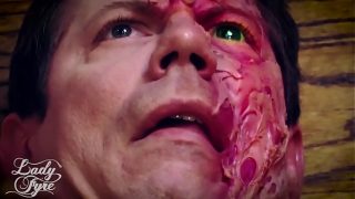 ハーレイ・クインとポイズン・アイビーのコスプレイヤーが顔面騎乗を楽しんで男性をトゥーフェイスに変える