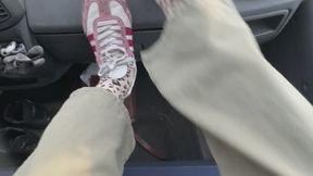 Mia mets ses pieds sur le tableau de bord de sa voiture