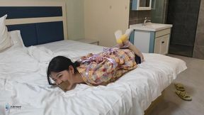 The girl with cotton socks was tied to the bed with silk to block her mouth (Chinese Model)