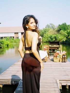 Indian celebrity shows off her desi side in bollywood