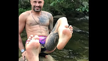 Conhe&ccedil_a o para&iacute_so do lutador de MMA Allan Guerra Gomes para&iacute_so onde eu vivo de sunga pelado e muita chuva de prata ao ar livre com muita sensualidade e veja meus p&eacute_s