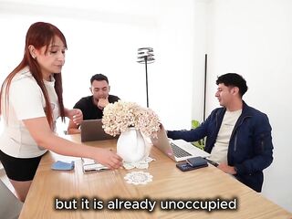 Joven caliente reta a su mejor amigo hacer un trío con su empleada de servicio - PORNO EN ESPAÑOL