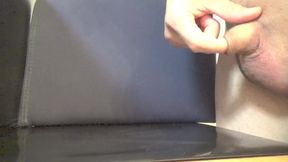 【暴発】気持ちよく初抜きのつもりが、包皮の中に指を入れほじくり中に思わずおもらし射精してしまう情けない変態早漏君。