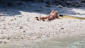 Voyeurs &ndash; Naked girl on beach touches pussy