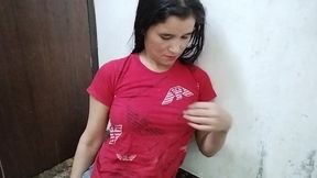 Lal t-shirt me sali kamal lag rhi hai