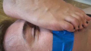 Una poliziotta sexy in cosplay soffoca un uomo con il piede
